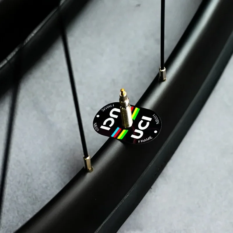 2 adesivi per valvole certific - Mountain Biking Uci recensione e prezzo